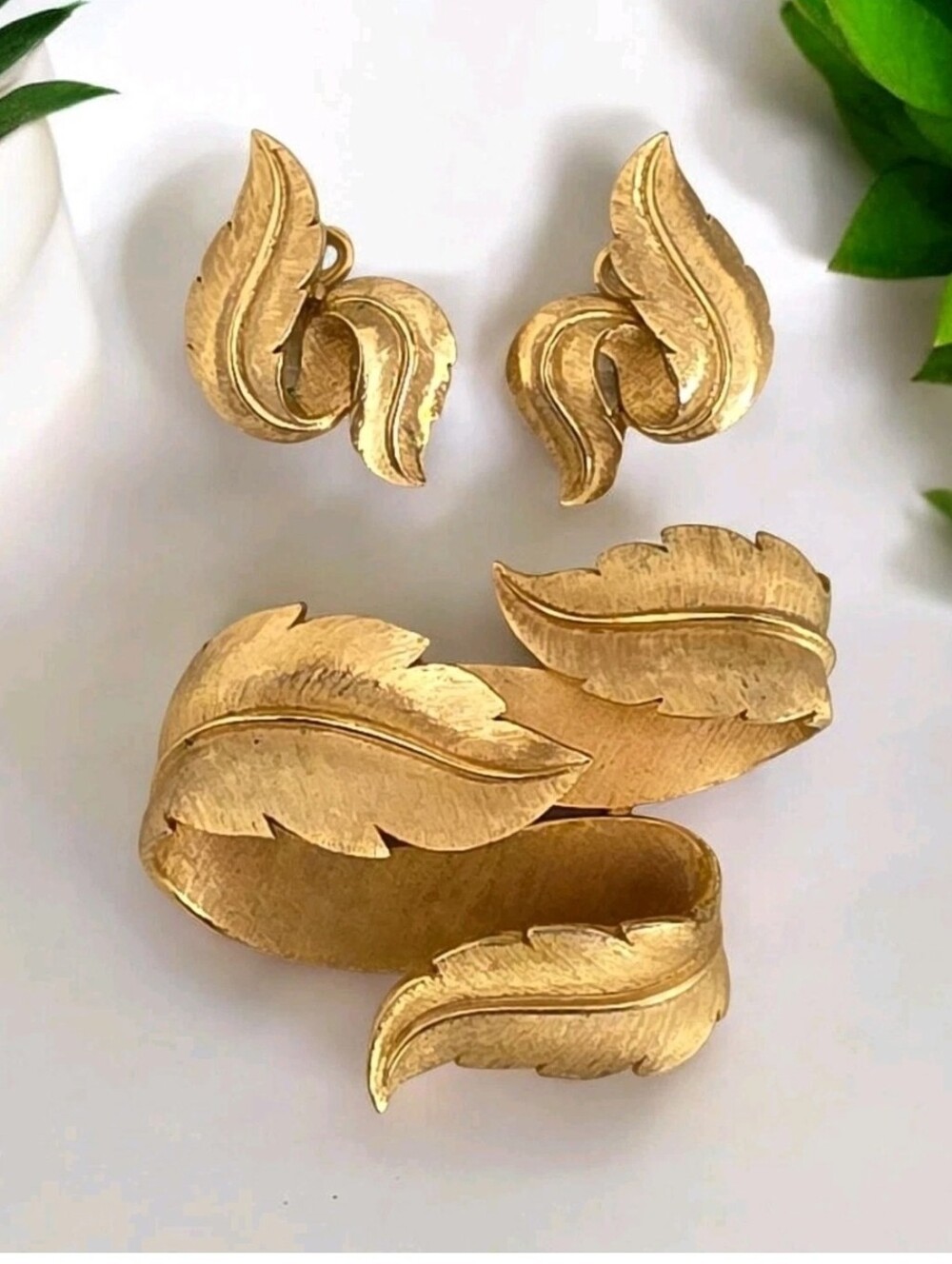 Vintage Signed Crown Trifari Curved Leaf Brooch & Clip Earrings Set Gold Tone